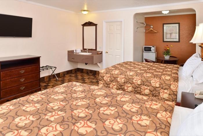 Queen Room with Two Queen Beds interior